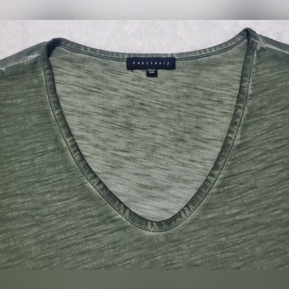 ♦️Sanctuary V-neck, twist sleeve cold Shoulder Tee♦️ - Picture 2 of 5